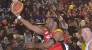 Subi� un escal�n a paso firme