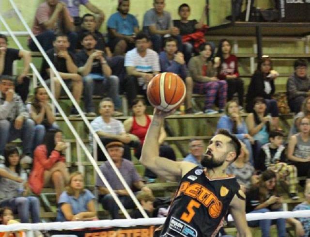 Categ�rica victoria de Hind� ante San Isidro