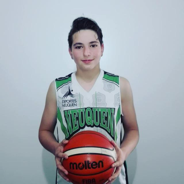 Independiente con sus menores como bandera